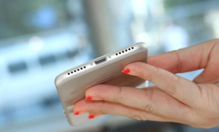 取消了3.5mm传统耳机插孔的iPhone