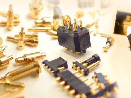 Vilka faktorer påverkar hållbarheten hos pogo-stiftkontakten?